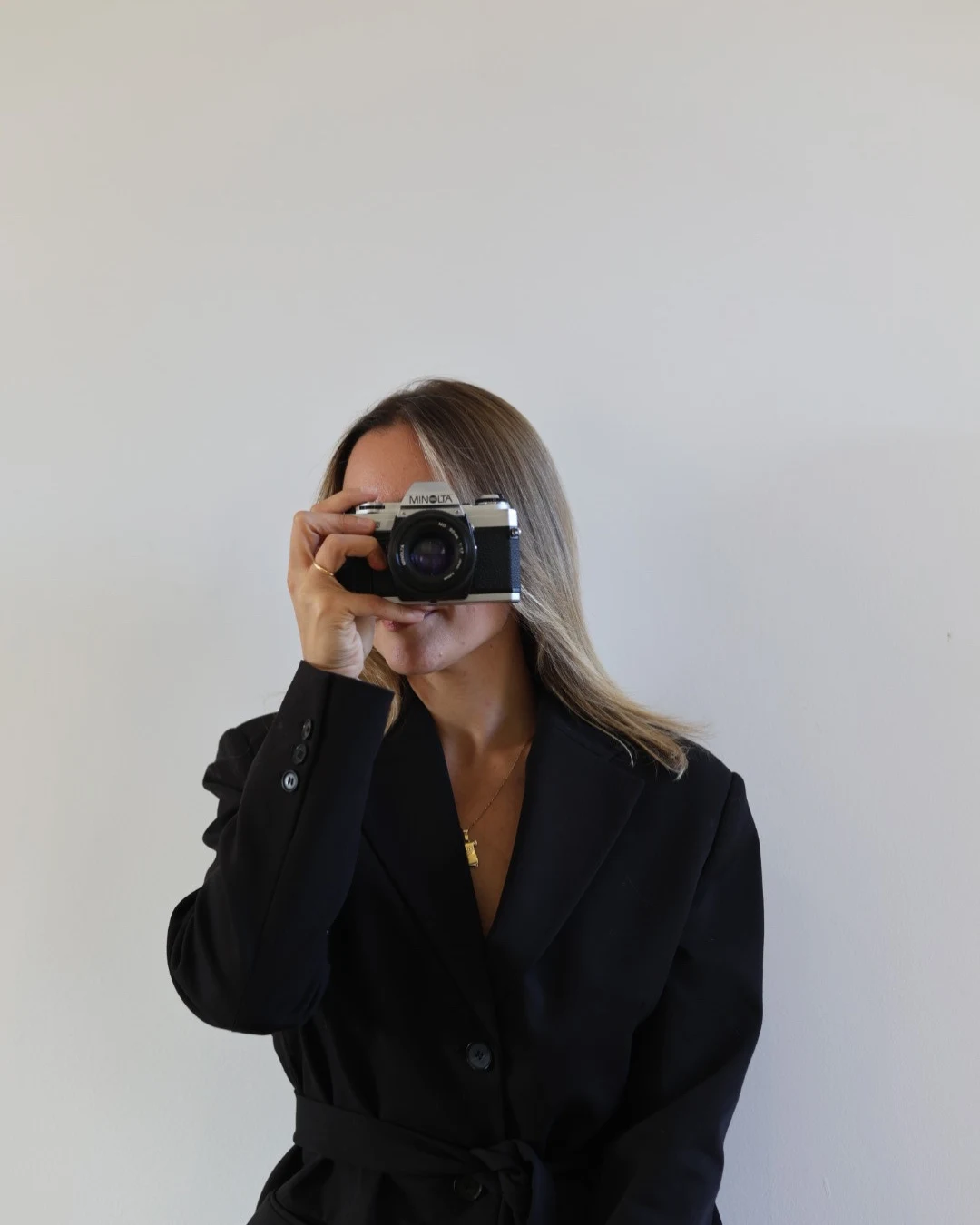 La filmmaker de Vega Studio fotografiando con su cámara